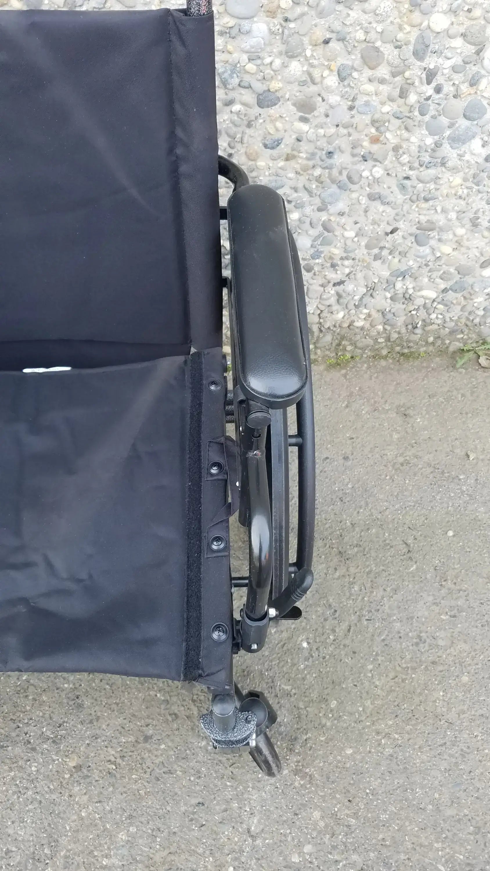 Reuse Medical Equipment X4 Transport Wheelchair by Drive Medical – Foldable & Lightweight Wheelchair, second-hand product photo 9